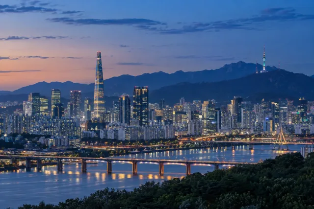 도시 야경과 낮은 산 능선이 보이는 대구 풍경