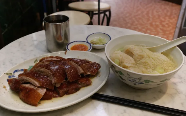 홍콩에서 맛볼 음식과 식당 분위기를 담은 카우키 소고기 국수 대표 이미지
