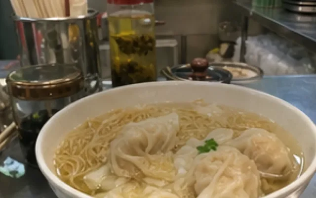 홍콩에서 맛볼 음식과 식당 분위기를 담은 막만키 누들 숍 대표 이미지