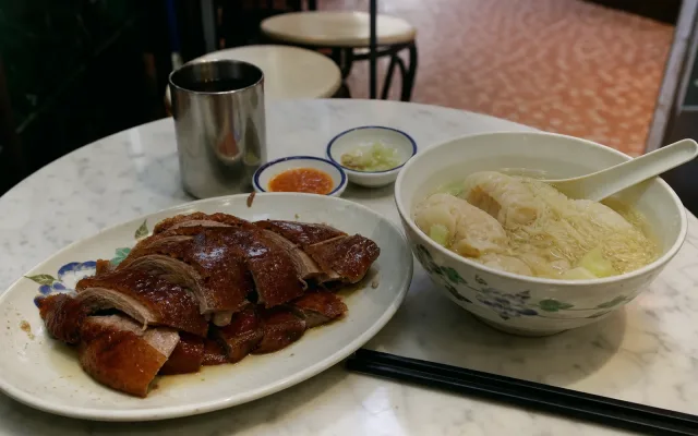 홍콩에서 맛볼 음식과 식당 분위기를 담은 얏록 로스트 구스 대표 이미지