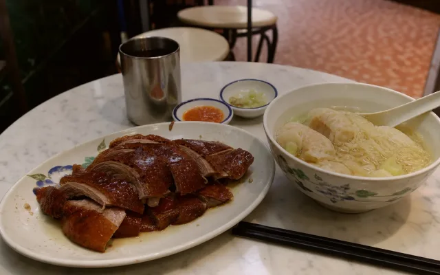 홍콩에서 맛볼 음식과 식당 분위기를 담은 캄스 로스트 구스 대표 이미지