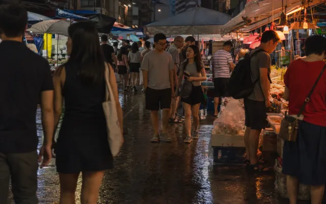 홍콩 여행 예산과 이동 계획을 담은 홍콩 시장에서는 가격보다 살 물건 기준을 먼저 정하기 대표 이미지
