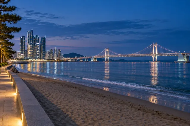 저녁 바다와 다리가 보이는 부산 해안 산책로 풍경